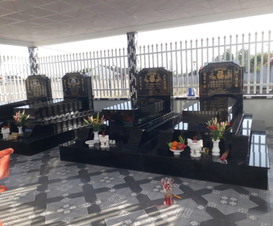 Nhà mồ đá hoa cương tại Gò Công